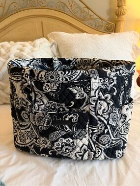Vera Bradley Black and White Quilted Tote Organizer